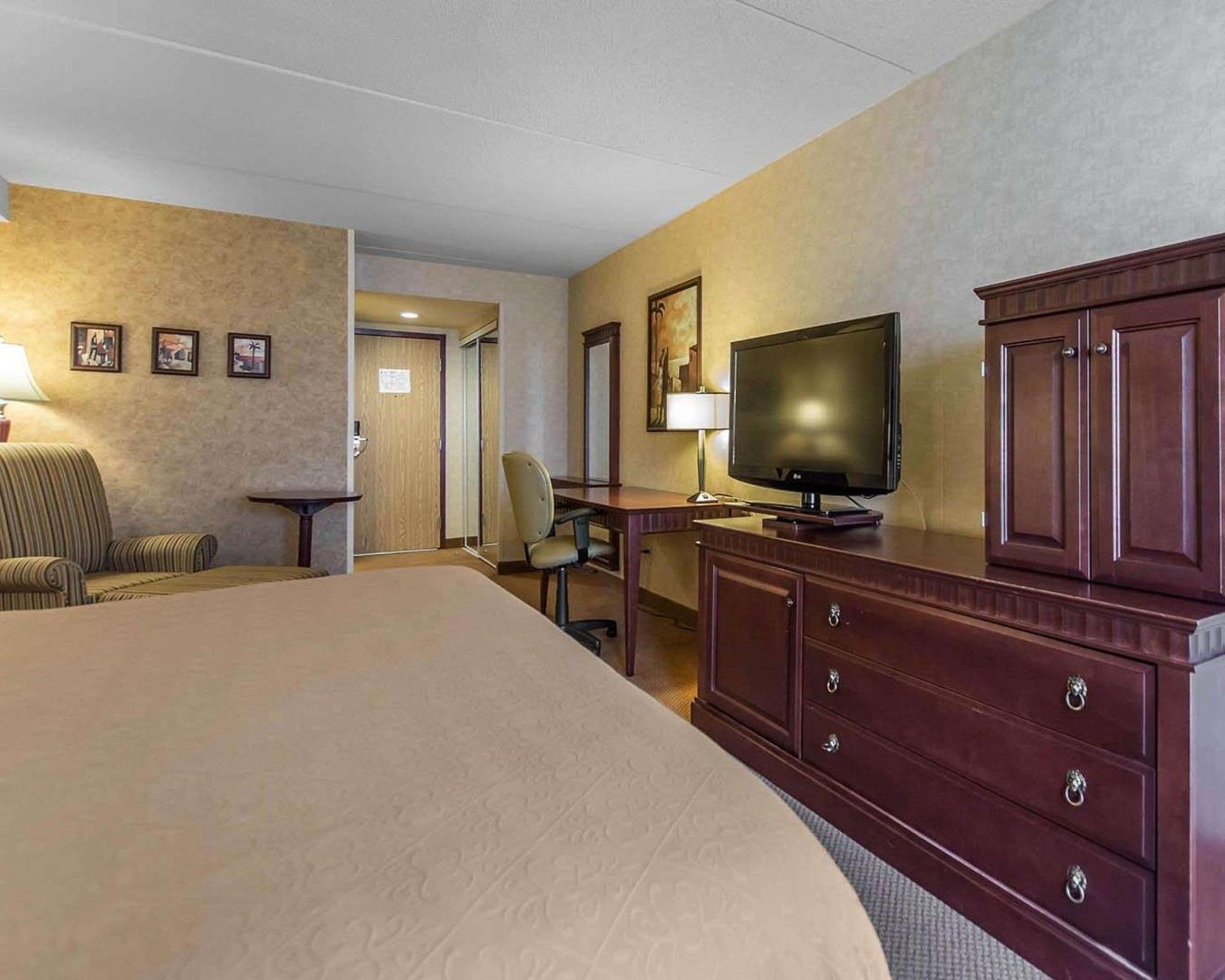 Quality Inn & Suites Bay Front Sault Ste. Marie Exterior photo
